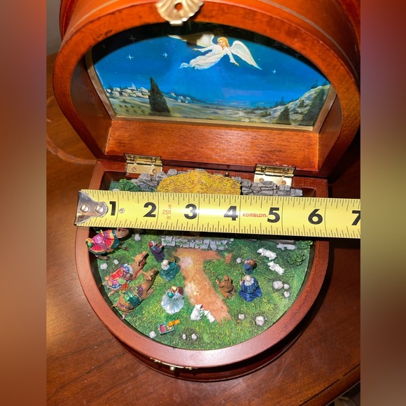 The Danbury Mint Nativity Music Box Silent Night Manger Scene (Musical) - Picture 7 of 10